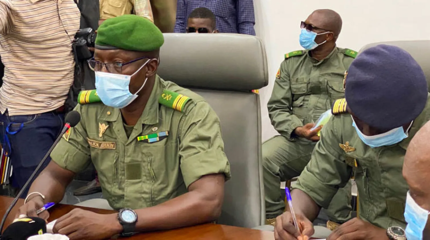 نائب قائد الانقلاب خلال اجتماع مع سياسيين في مقر وزارة الدفاع بباماكو أمس (أ.ف.ب)