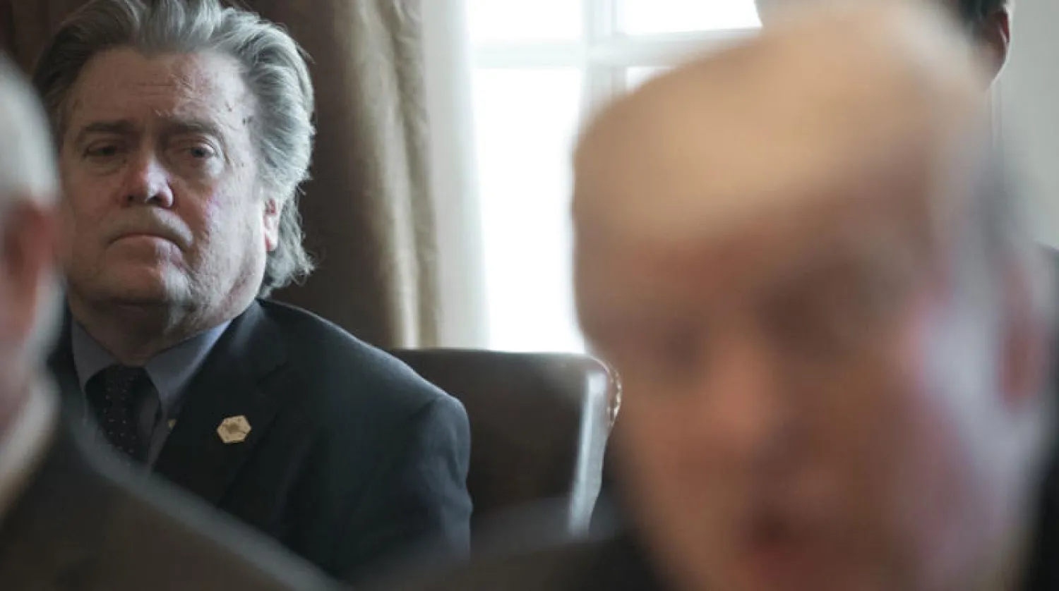 بانون خلال مؤتمر صحافي لترمب في البيت الأبيض في عام 2017 (أ.ف.ب)