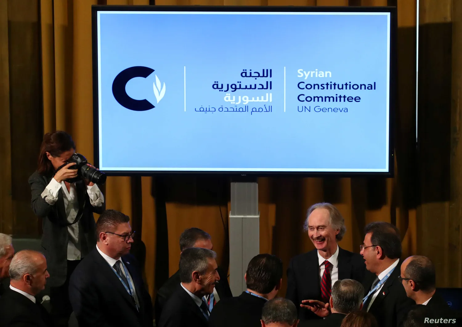 UN Special Envoy for Syria Geir Pedersen talks with members of Syrian delegations after the first meeting of the new Syrian Constitutional Committee in Geneva, Switzerland (File photo: Reuters)