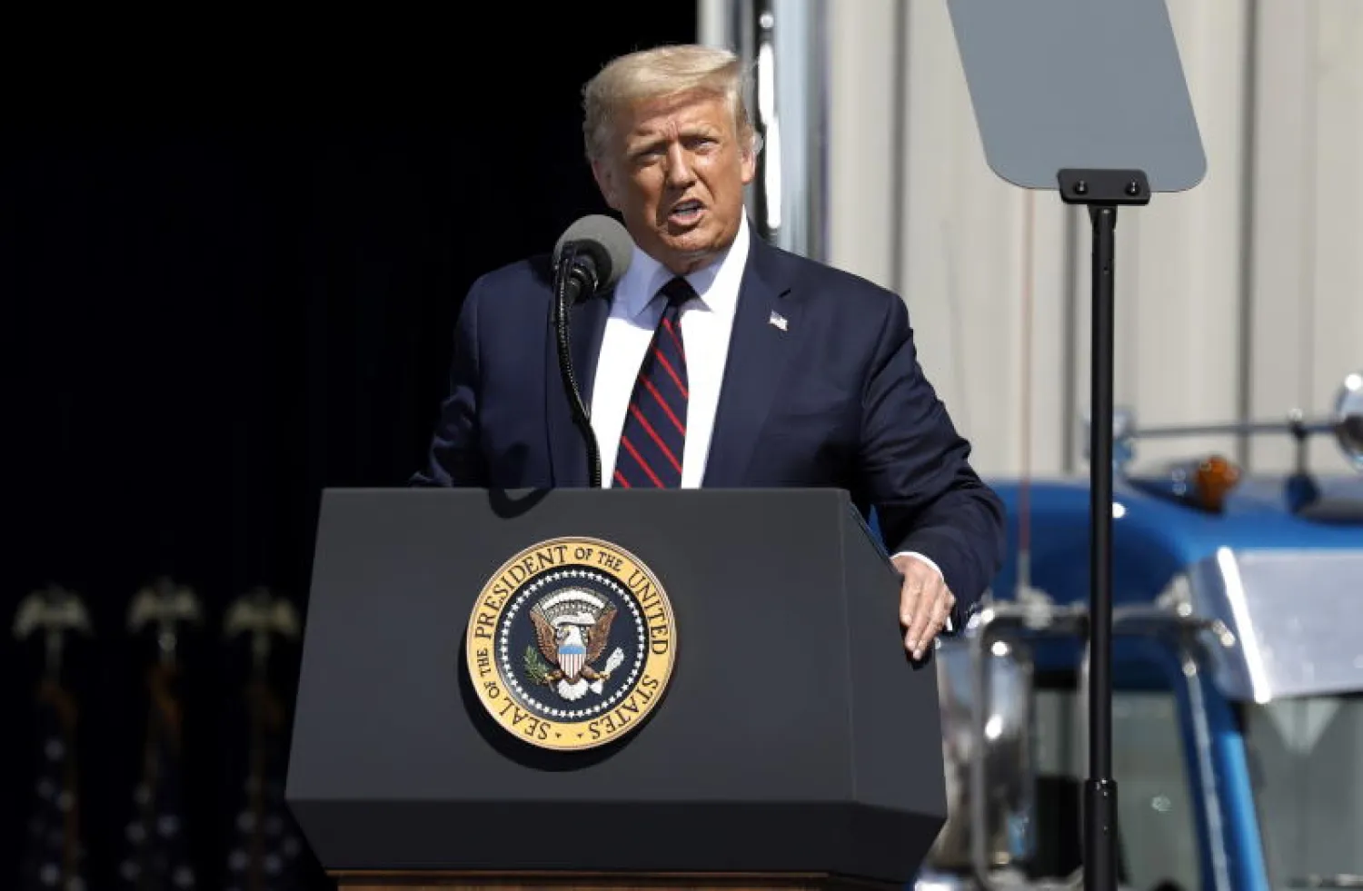 الرئيس الأميركي دونالد ترمب يلقي خطاباً في ولاية بنسلفانيا  (إ.ب.أ)