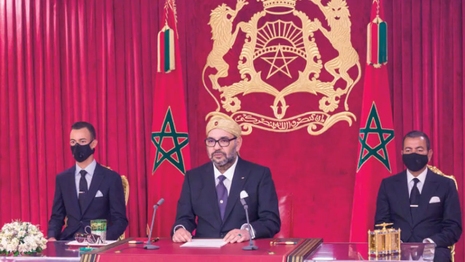 العاهل المغربي يلقي خطاب ذكرى «ثورة الملك والشعب» وبدا إلى جانبه الأمير مولاي الحسن ولي العهد والأمير مولاي رشيد (ماب)