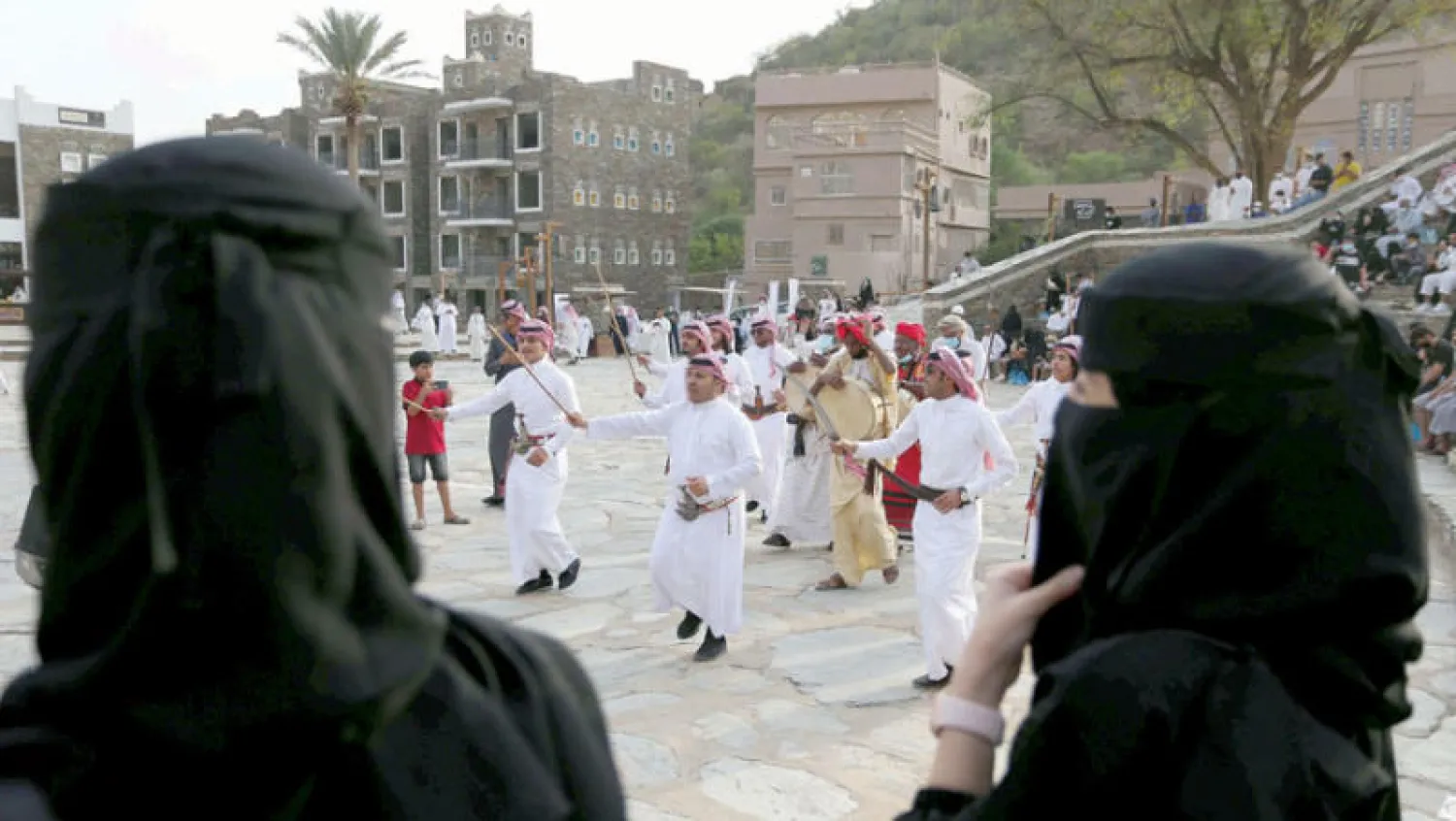 استقطبت قرية رجال ألمع التراثية في منطقة عسير عدداً كبيراً من المصطافين (رويترز)