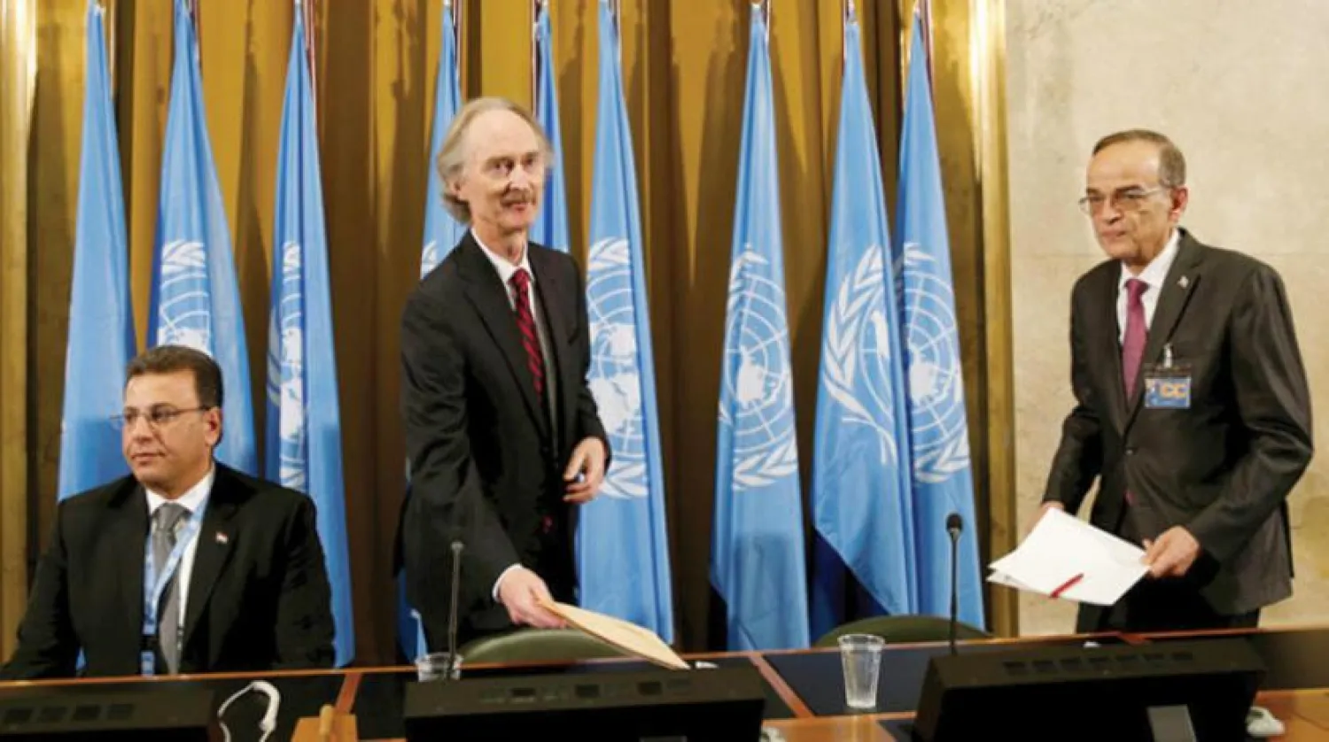 BM Suriye Özel Temsilcisi Geir Pedersen (ortada), muhalefet heyeti başkanı Hadi el-Bahra (sağda) ve hükümet heyeti başkanı Ahmed el-Kuzbari ile bilrikte. (Reuters)