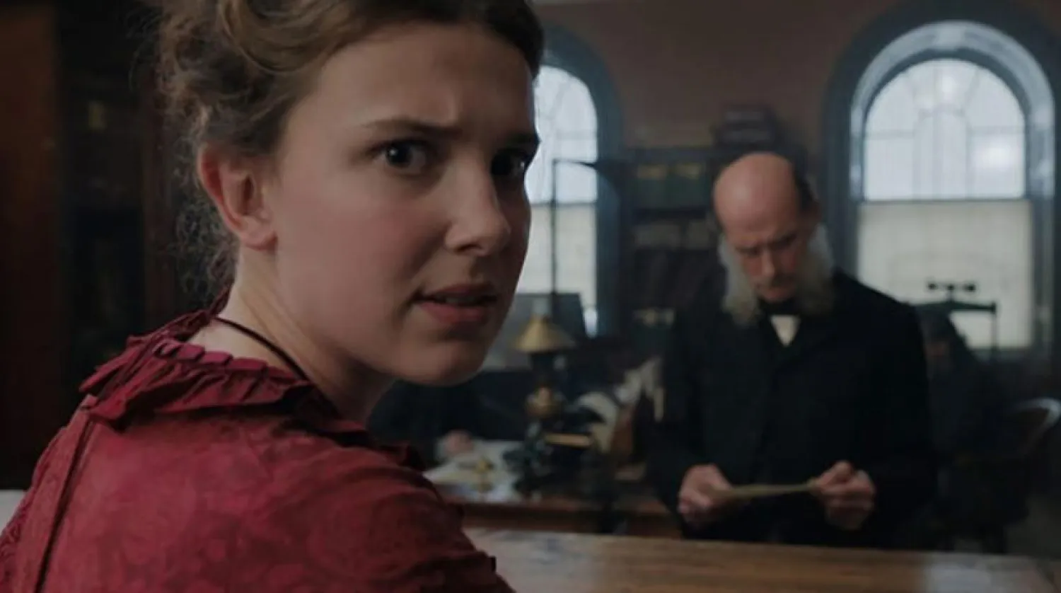 Hikaye 19. yüzyılda geçecek olmasına rağmen afişte yer alan 21. yüzyıl yapısı dikkatlerden kaçmadı (Netflix)
