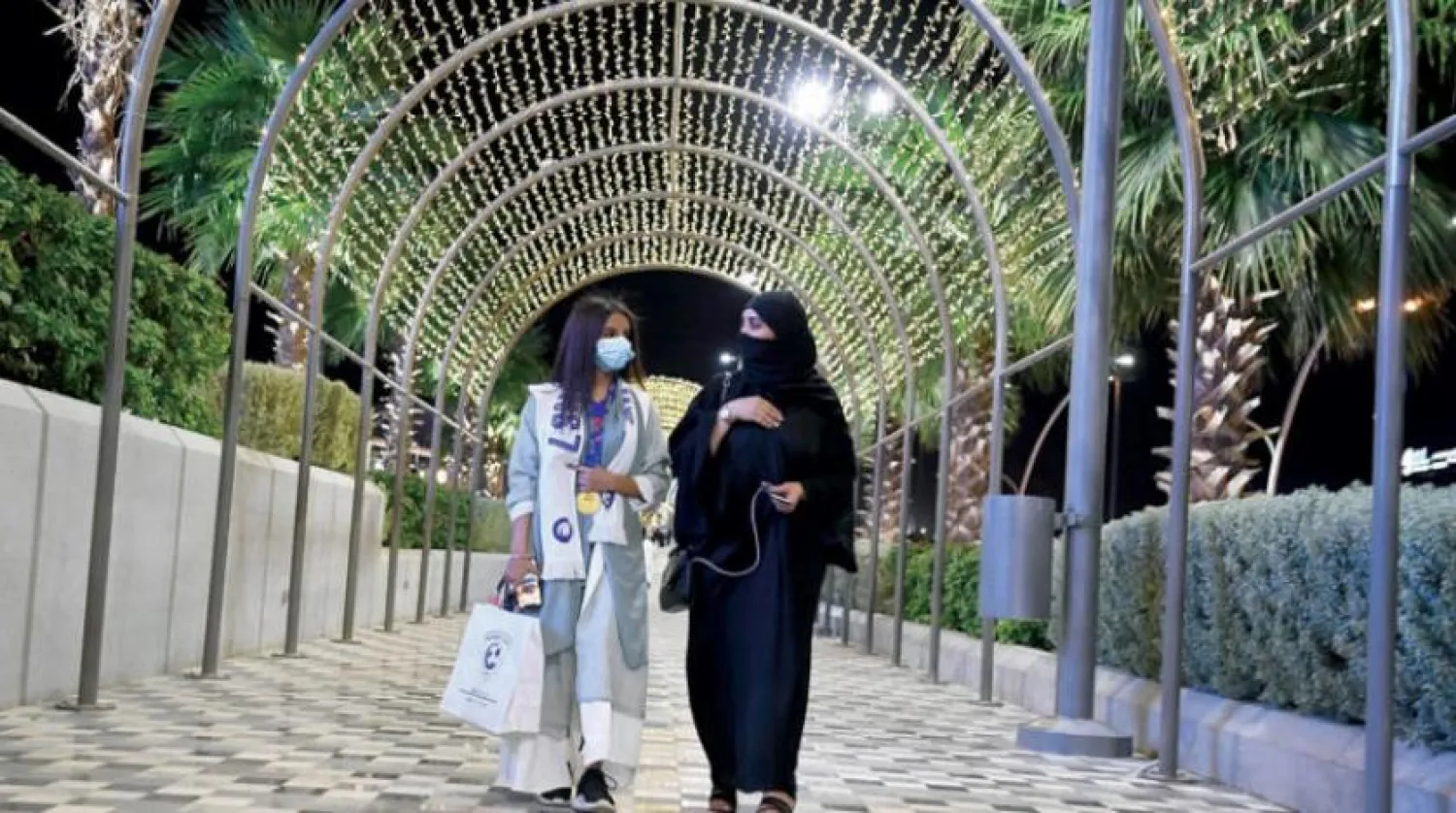 Başkent Riyad’da ihtiyati önlemlere uyarak yürüyüş yapan insanlar (Fotoğraf:Beşir Salih)