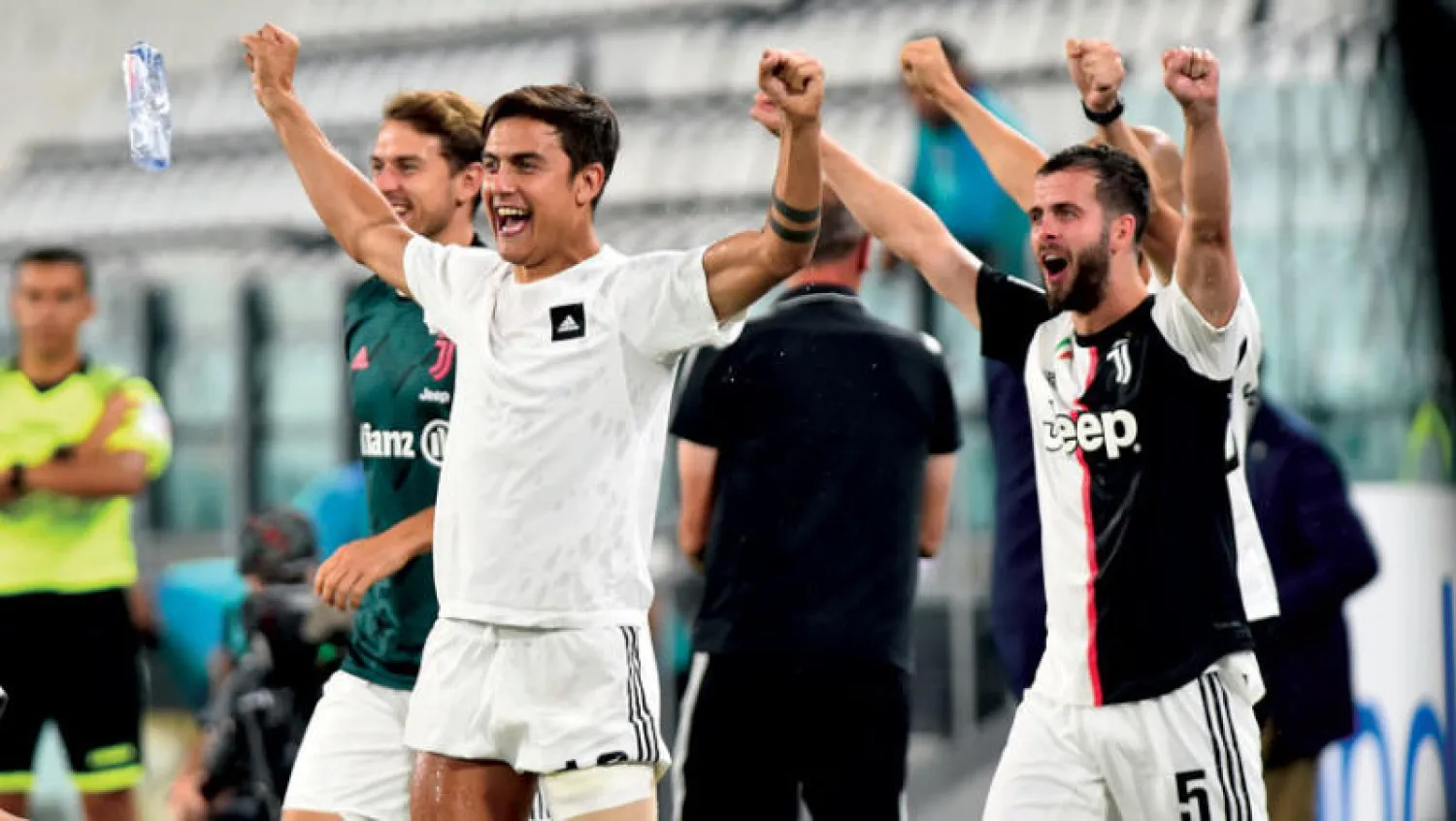 ديبالا يحتفل بفوز يوفنتوس بلقب الدوري للموسم التاسع على التوالي (رويترز)