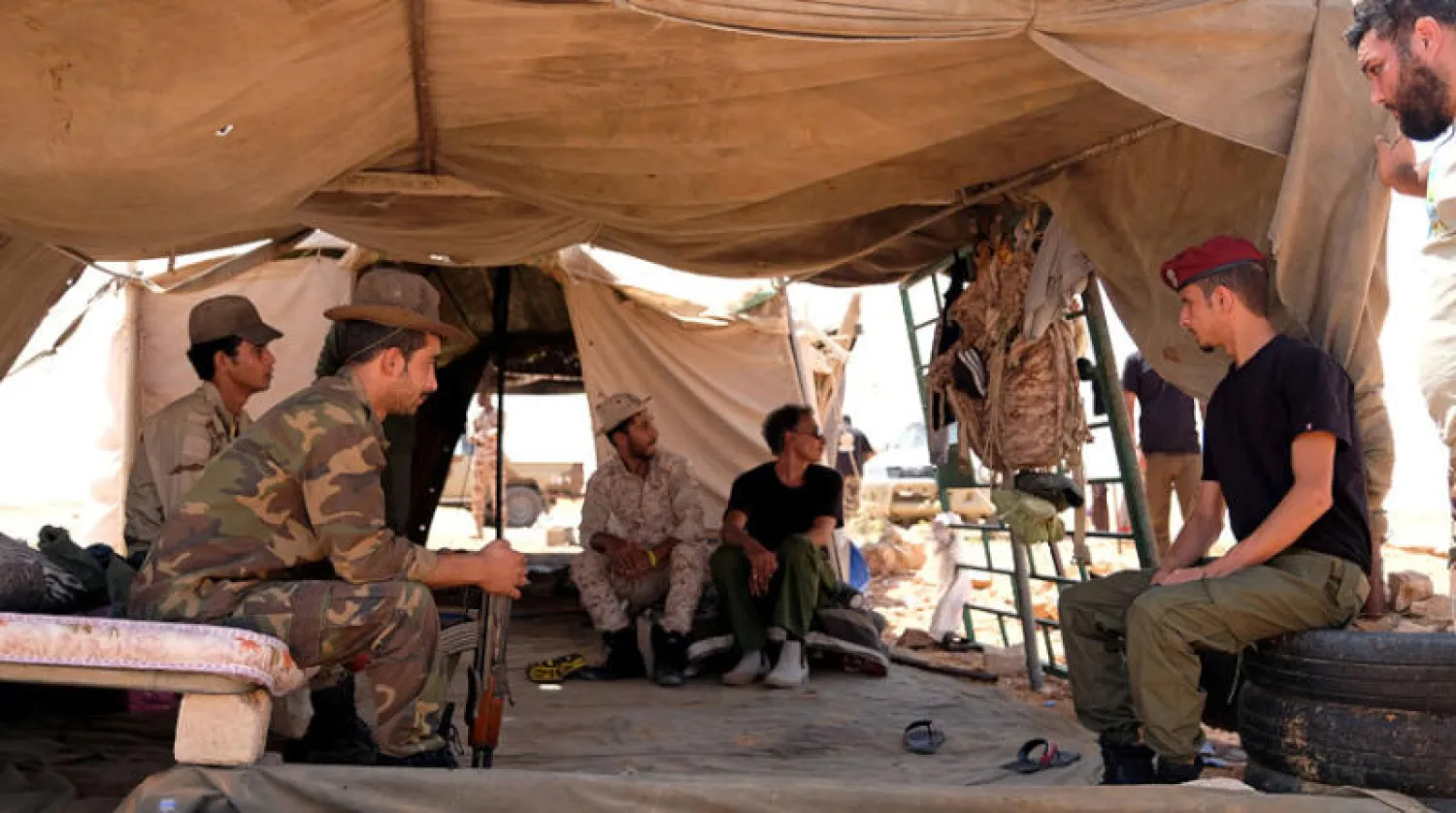 عناصر من {الجيش الوطني} في أحد المواقع غرب مدينة سرت الخميس (رويترز)