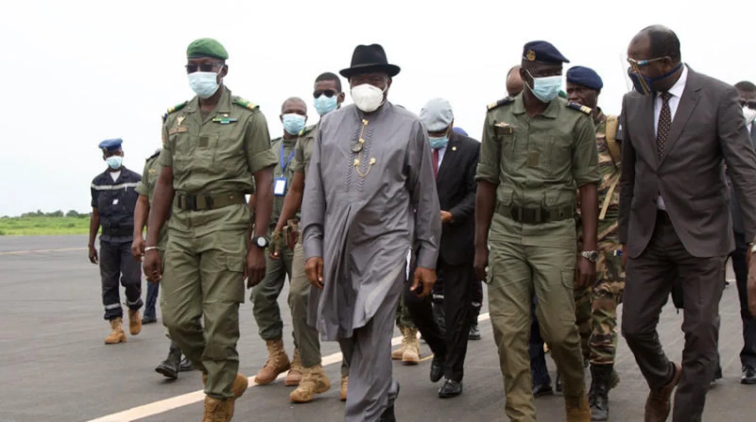 وفد المجموعة الاقتصادية لدول غرب أفريقيا يقوده رئيس نيجيريا السابق غودلوك جوناثان (الثاني من اليسار) (أ.ف.ب)