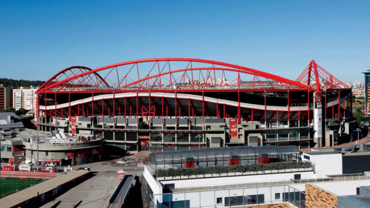 استاد «دا لوز» أو «النور» استضاف المباراة النهائية لدوري الأبطال لكن كان ينقصه الجمهور (إ.ب.أ)