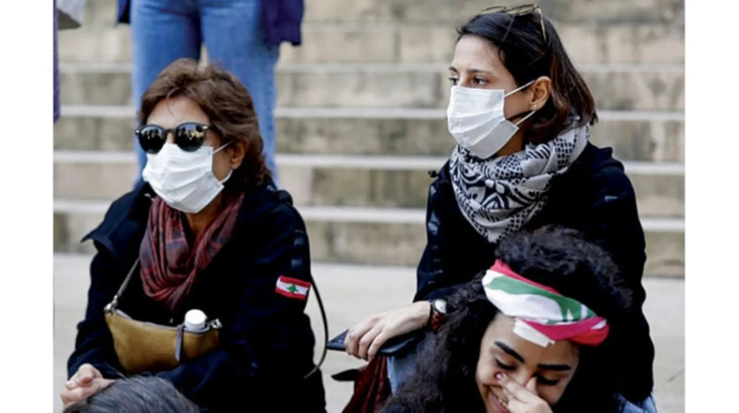 لبنانيات يلتزمن وضع الكمامات وقاية من الفيروس