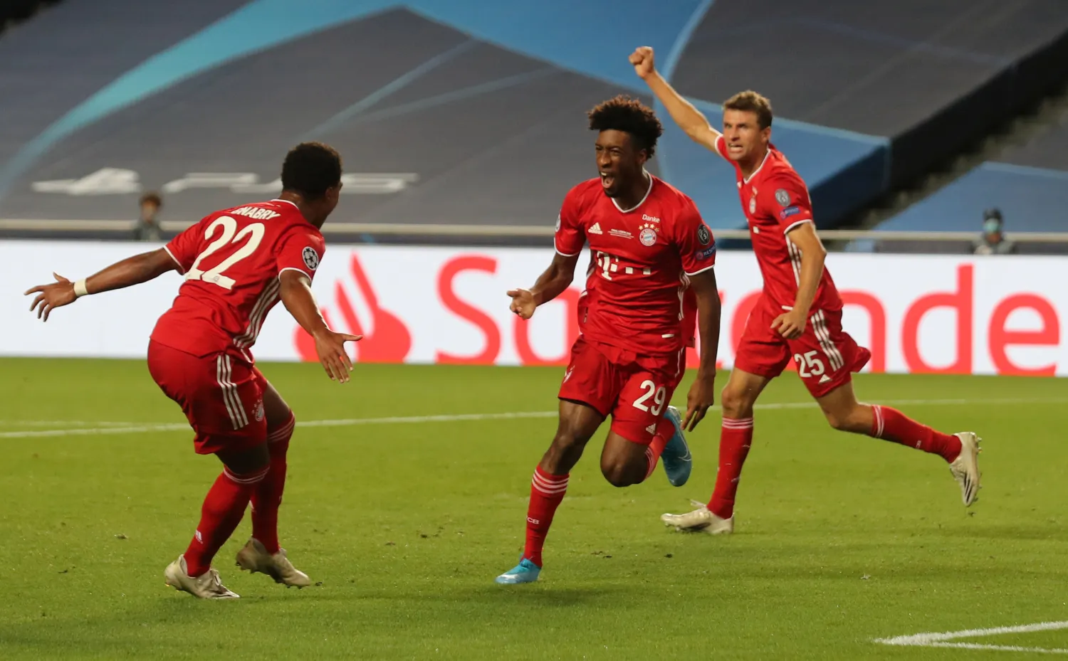 لاعبو بايرن ميونخ لحظة تسجيل الهدف (رويترز)