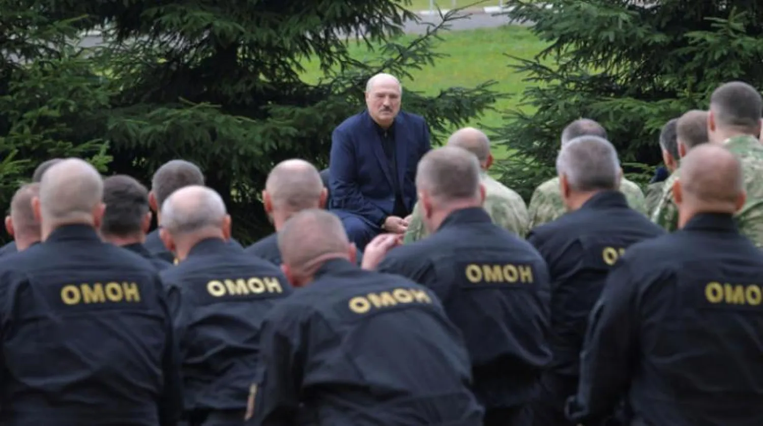 Belarus Devlet Başkanı Lukaşenko, kolluk kuvvetleri ve güvenlik güçleriyle bir araya geldi (Reuters)
