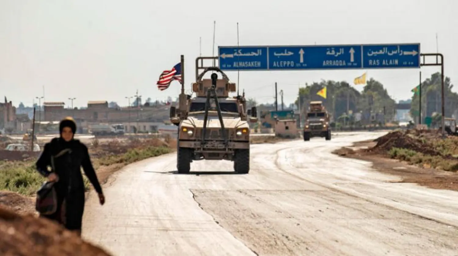 Suriye’nin kuzeydoğusunda gezen bir Amerikan askeri devriye aracı (AFP)