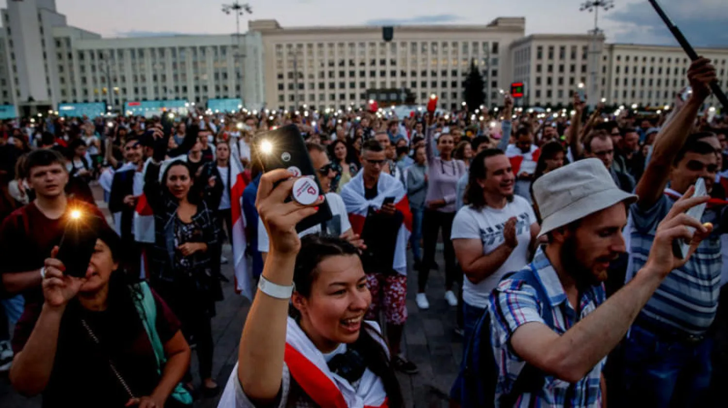 احتجاجات مستمرة تطالب الرئيس بالرحيل (إ.ب.أ)