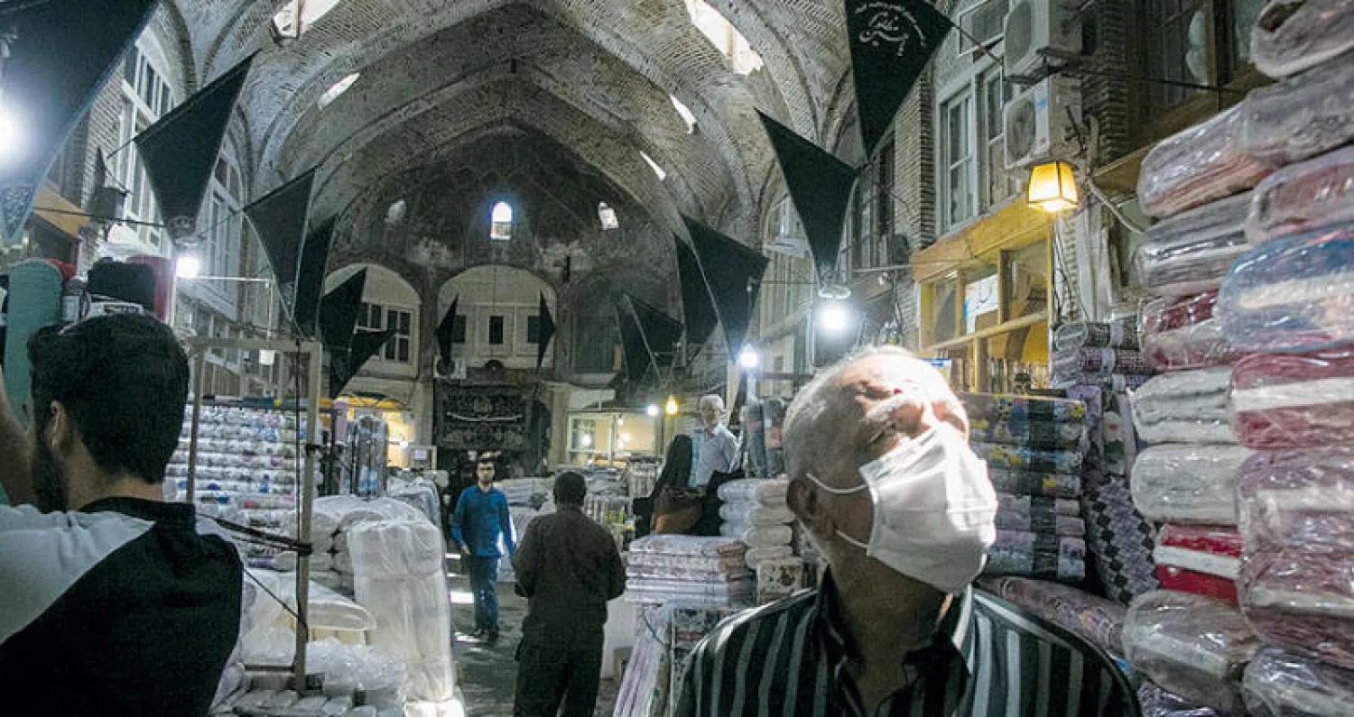 إيرانيون يتبضعون في بازار طهران أمس (مهر)