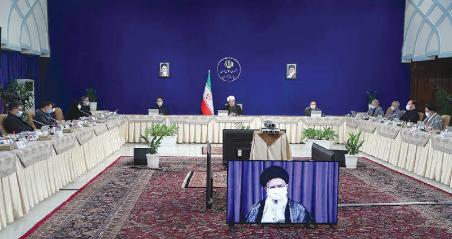 «المرشد» علي خامنئي يتحدث لأعضاء الحكومة بحضور الرئيس حسن روحاني عبر الفيديو أمس (الرئاسة الإيرانية)