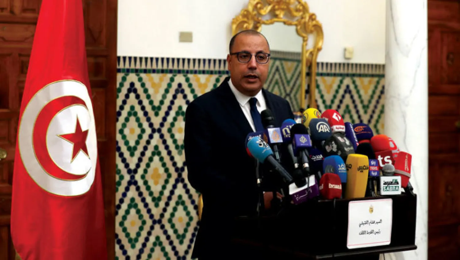 رئيس الوزراء التونسي المكلف خلال مؤتمر صحافي الشهر الحالي (إ.ب.أ)