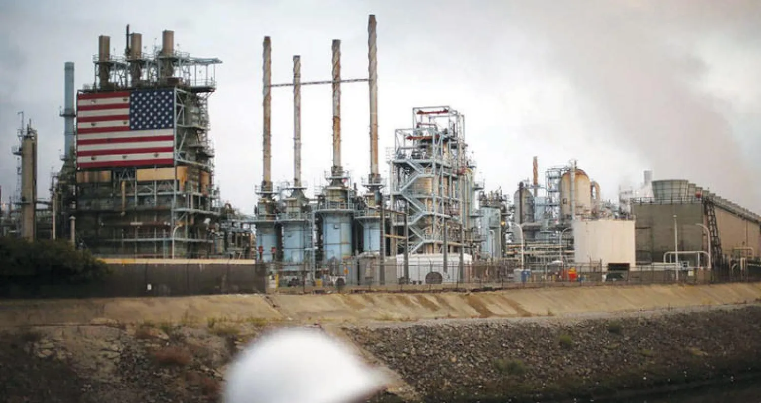 «برنت» يقترب من 45 دولاراً للبرميل و«خام غرب تكساس الوسيط» قرب 43 دولاراً للبرميل أمس (رويترز)