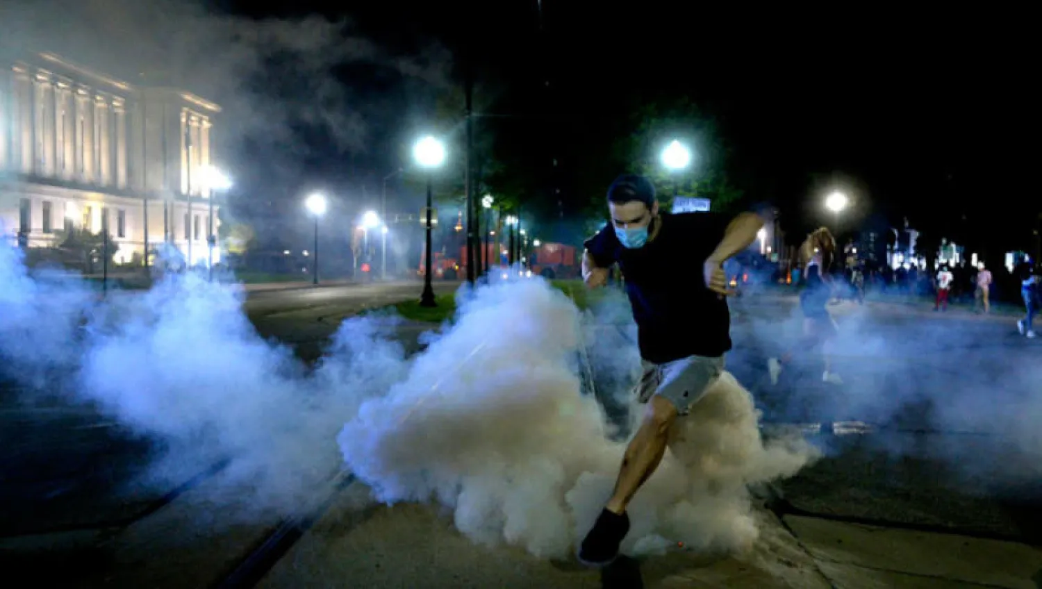 الشرطة استخدمت الرصاص المطاطي والقنابل الغازية في مجابهة المحتجين في كونسنسين (أ.ب)