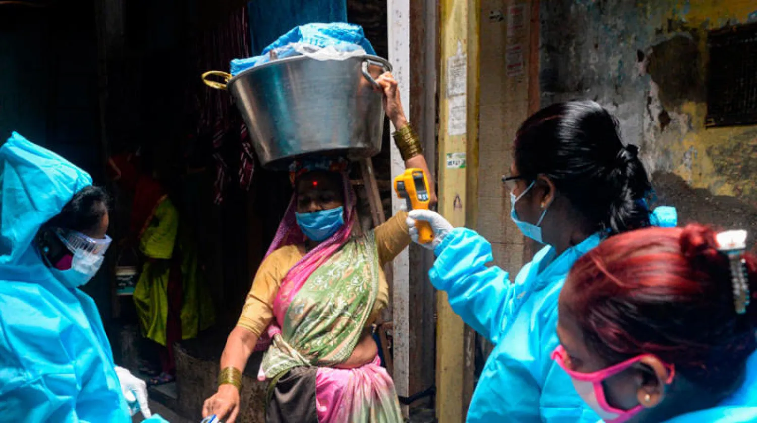 عمال الصحة في الهند يقومون بإجراءات الوقاية من الفيروس في القرى (أ.ف.ب)