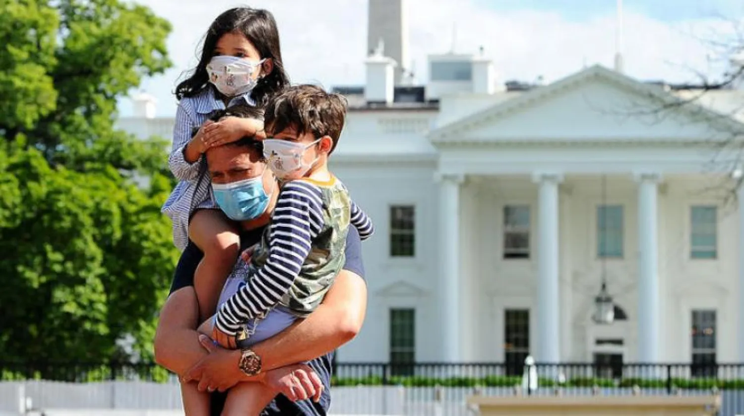 Geçen Mayıs ayında Beyaz Saray’ı ziyaret ettiği sırada çocuklarını tutan Amerikalı bir baba (Reuters)