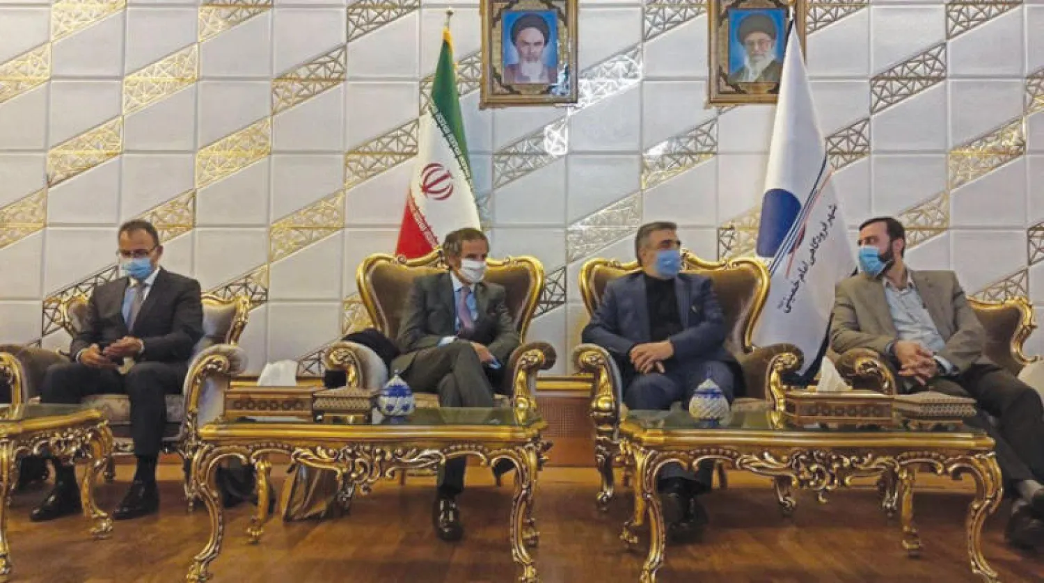 المتحدث باسم منظمة الطاقة الذرية الإيرانية بهروز كمالوندي يستقبل المدير العام للوكالة الدولية رافائيل غروسي في مطار الخميني بطهران أمس (التلفزيون الإيراني)