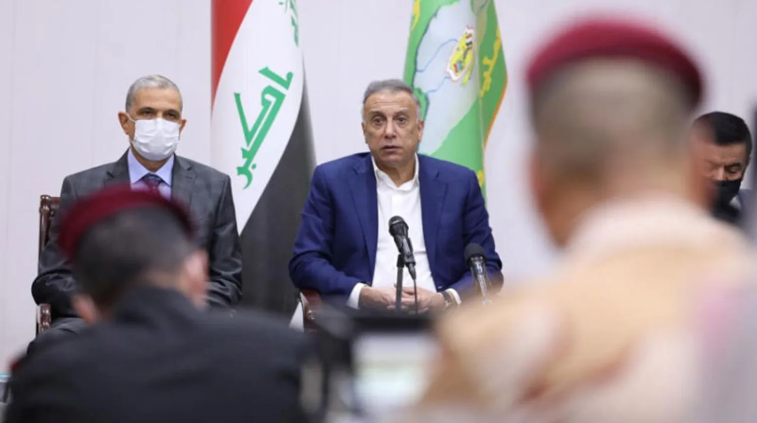 الكاظمي يتحدث إلى قادة أمنيين خلال زيارته إلى البصرة السبت الماضي (رويترز)