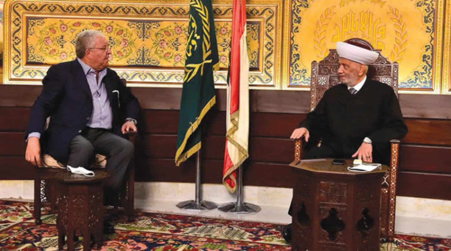 المفتي عبد اللطيف دريان مستقبلاً المشنوق (الوكالة الوطنية)