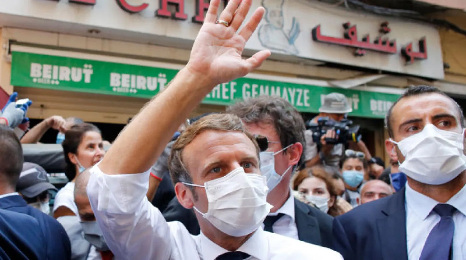 الرئيس الفرنسي إيمانويل ماكرون في بيروت غداة الانفجار (أ.ف.ب)