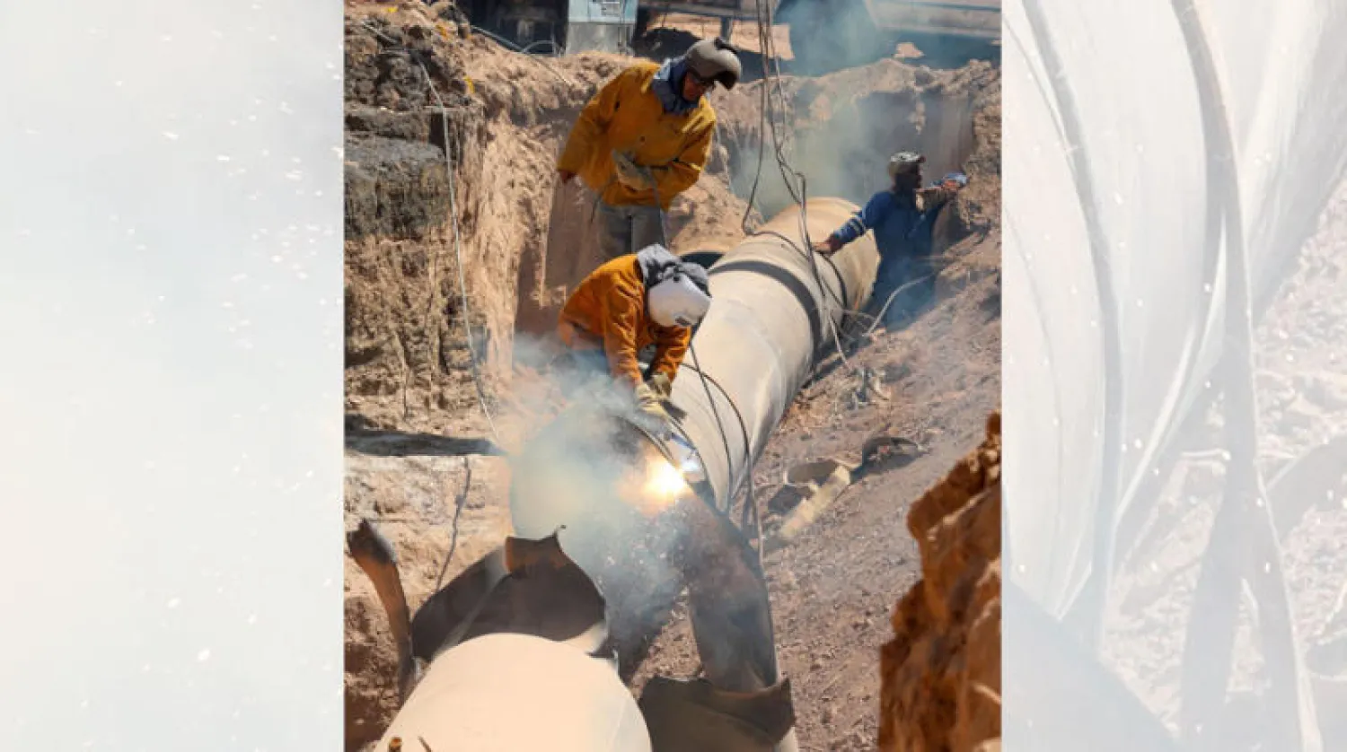 صيانة خط الغاز الذي تعرض للتفجير (أ.ف.ب)