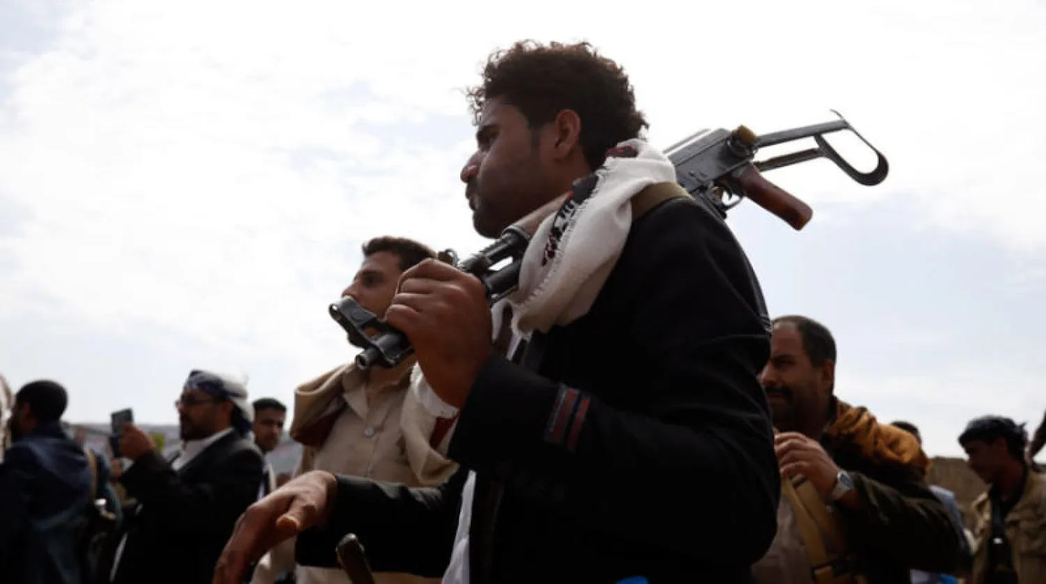 عناصر من ميليشيا الحوثي خلال تجمع في صنعاء (إ.ب.أ)