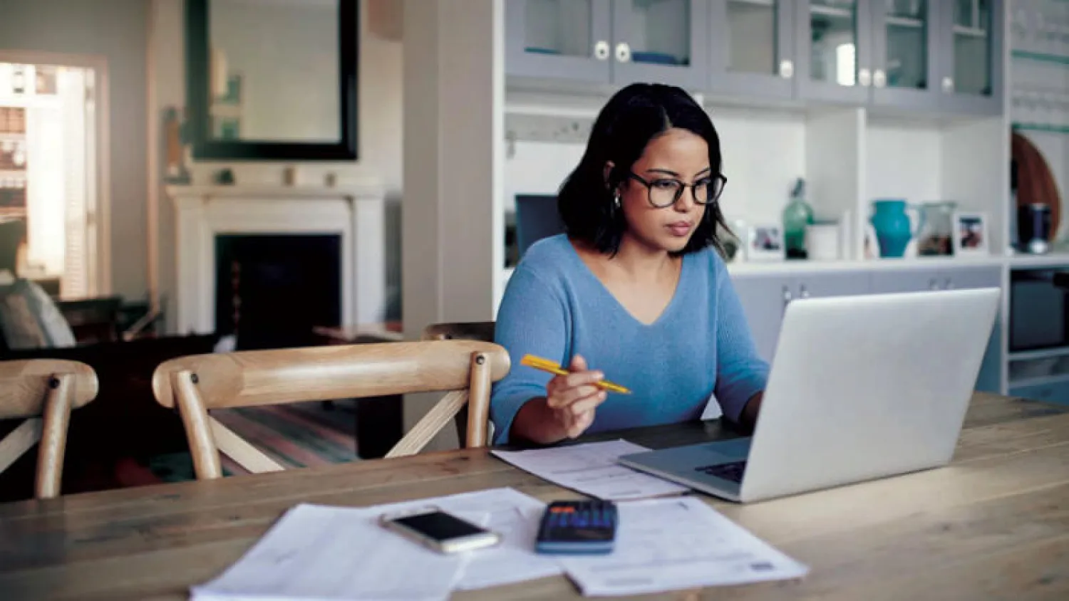 يركز كثير من الشركات حول العالم على التوسع في العمل عن بُعد وتقليص العمل المكتبي (غيتي)