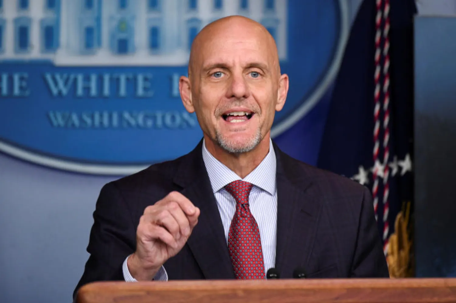 الدكتور ستيفن هان مفوض إدارة الغذاء والدواء الأميركية خلال مؤتمر صحافي عن مستجدات وباء كورونا (رويترز)