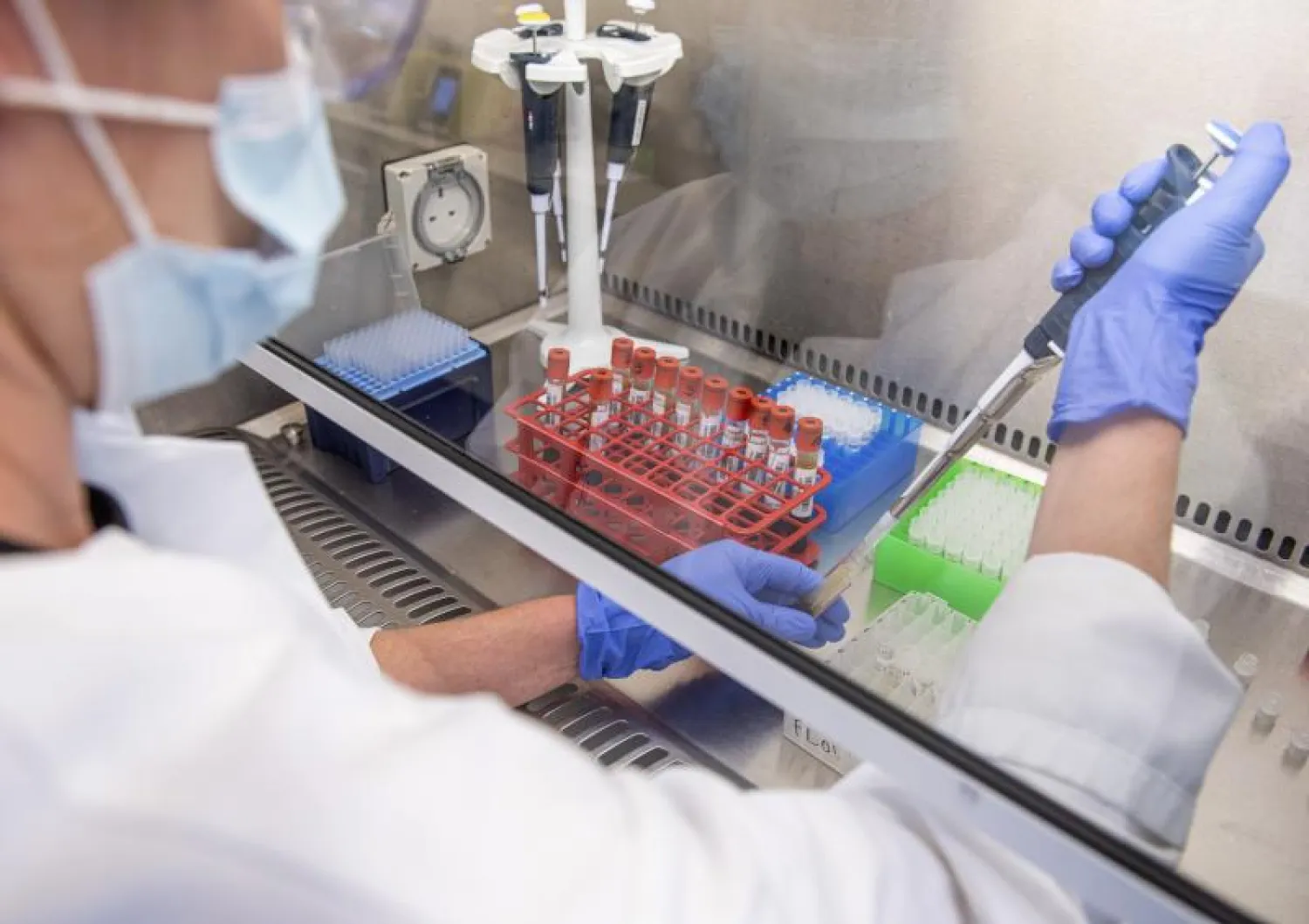 باحثة تجري تجارب على لقاح "أوكسفورد" (أ.ب)