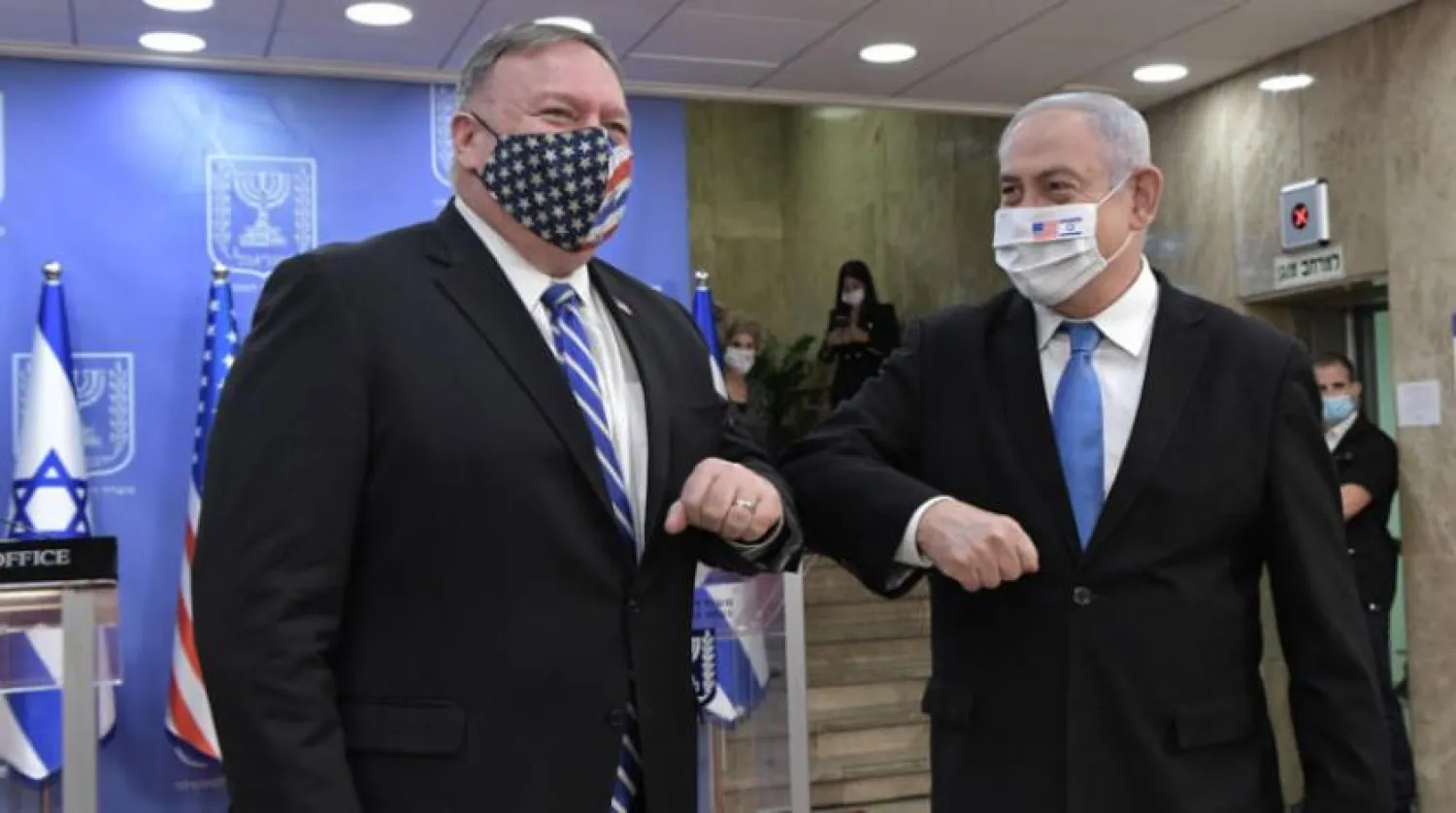 Netanyahu dün Pompeo’yu makamında kabul ederken ikili dirsekle tokalaştılar (DPA)