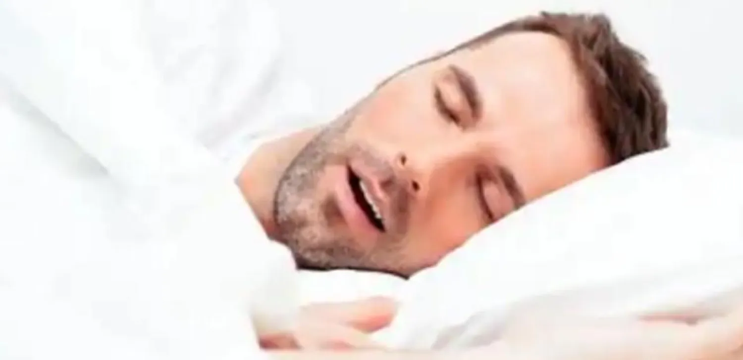 الشخير من الأعراض الشهيرة لانقطاع النفس الانسدادي أثناء النوم (أ.ف.ب)