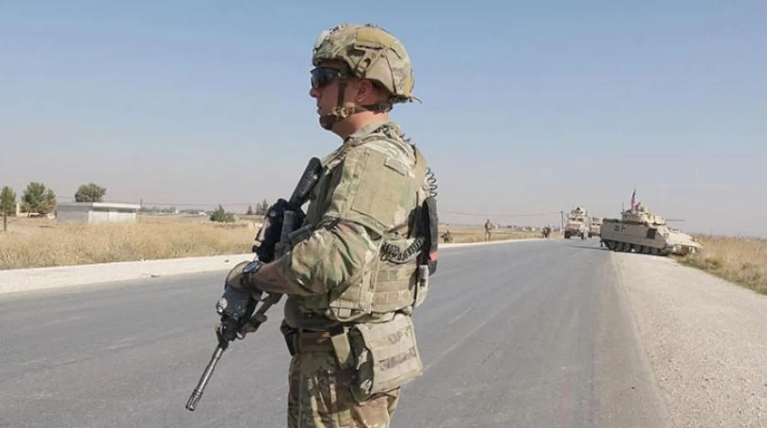 Irak-Türkiye sınırının karşısında Kamışlı-Malikiye otobanı üzerinde duran bir Amerikan askeri (Şarku’l Avsat)