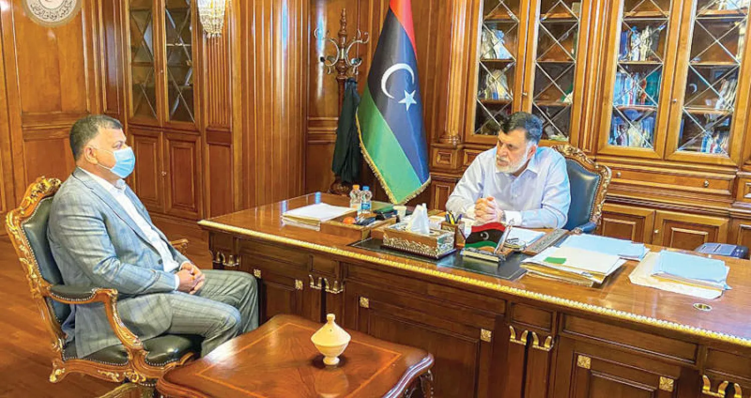 السراج مجتمعاً مع وكيل وزارة الداخلية خالد مازن أمس (المجلس الرئاسي)