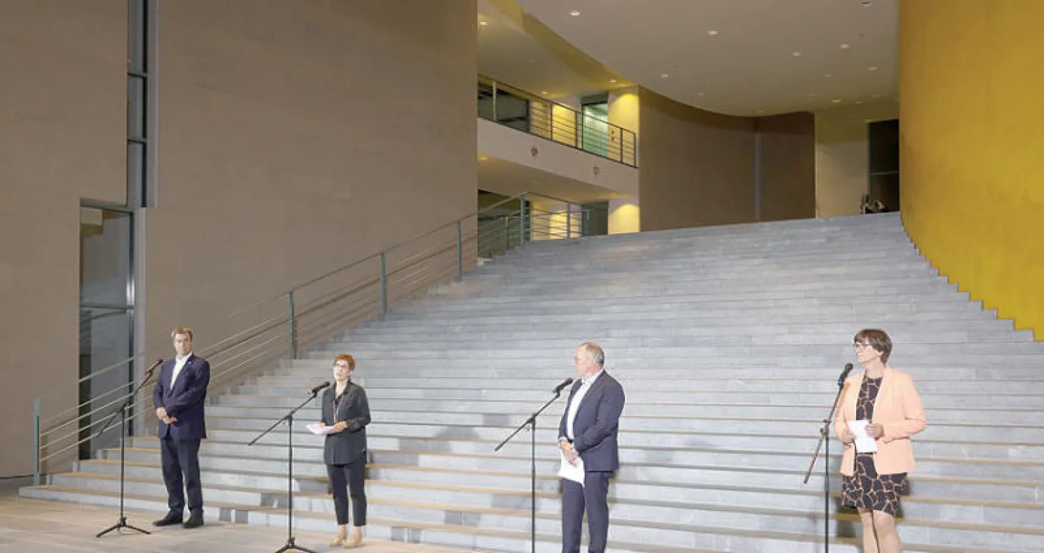 ممثلو الائتلاف الحاكم في ألمانيا عقب اجتماع ماراثوني أسفر  عن اتفاق على تمديد إجراءات الدعم (أ.ب)