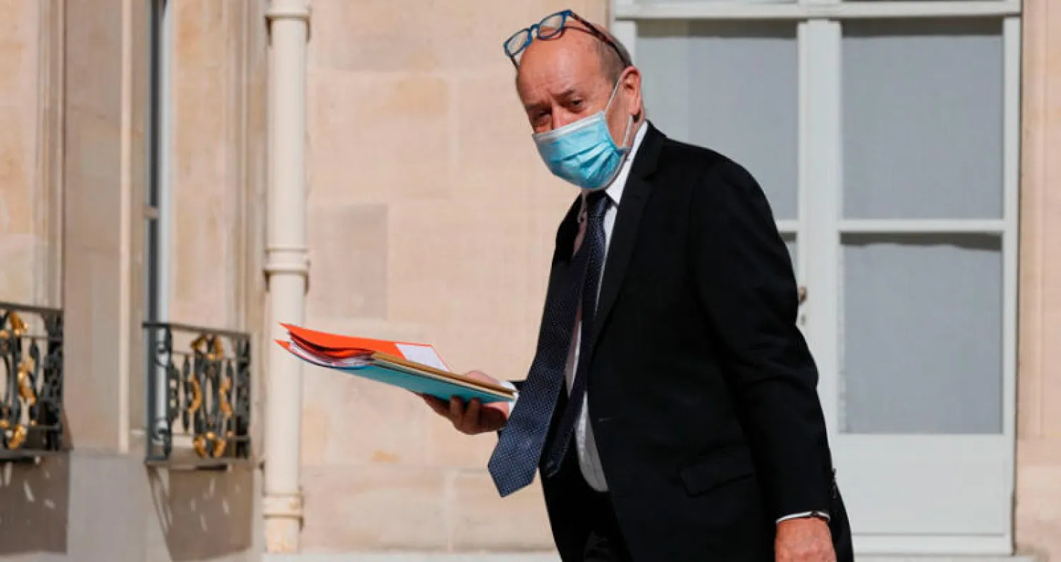 وزير الخارجية الفرنسي جان إيف لو دريان قبل حضوره اجتماعاً للحكومة في الإليزيه نهاية الشهر الماضي (أ.ف.ب)