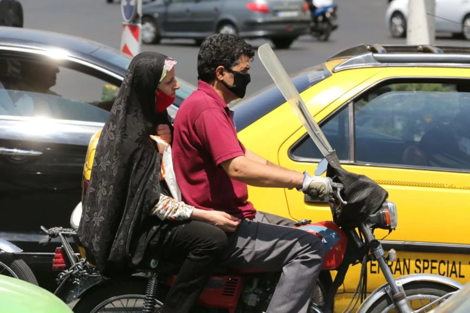 في أحد شوارع العاصمة الإيرانية طهران (أ.ف.ب)