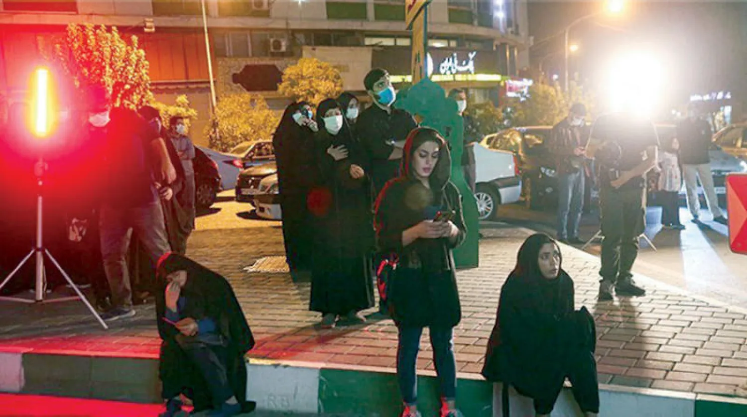 إيرانيون يجتمعون في ميدان «ولي عصر» وسط طهران أول من أمس بينما تشهد البلاد موجة ثانية من تفشي «كورونا»... (تسنيم)