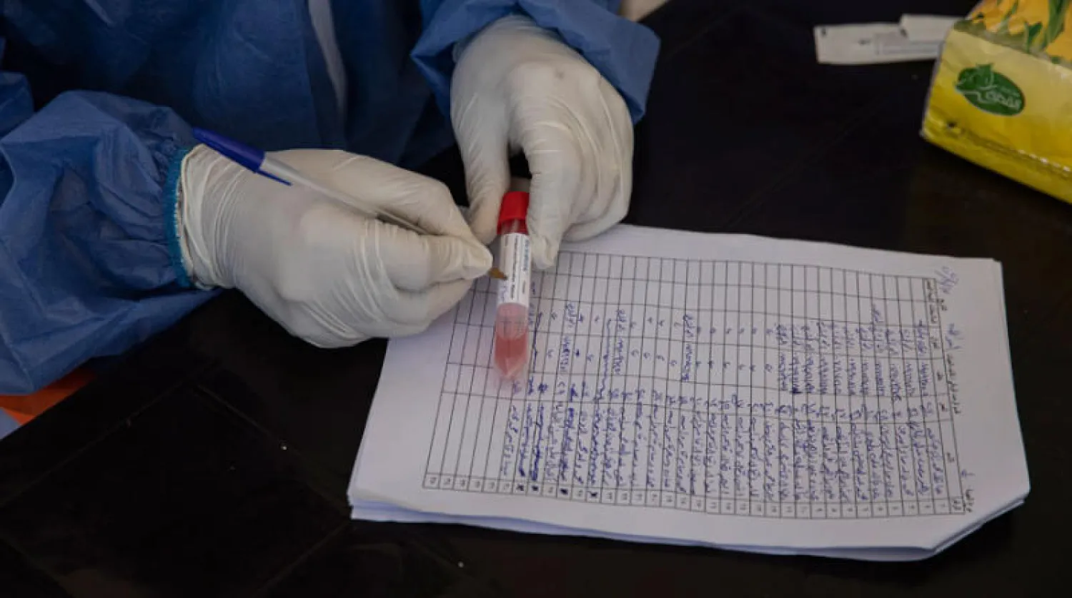 جانب من فحص سكان مدينة الرمثا الحدودية في 17 أغسطس (إ.ب.أ)