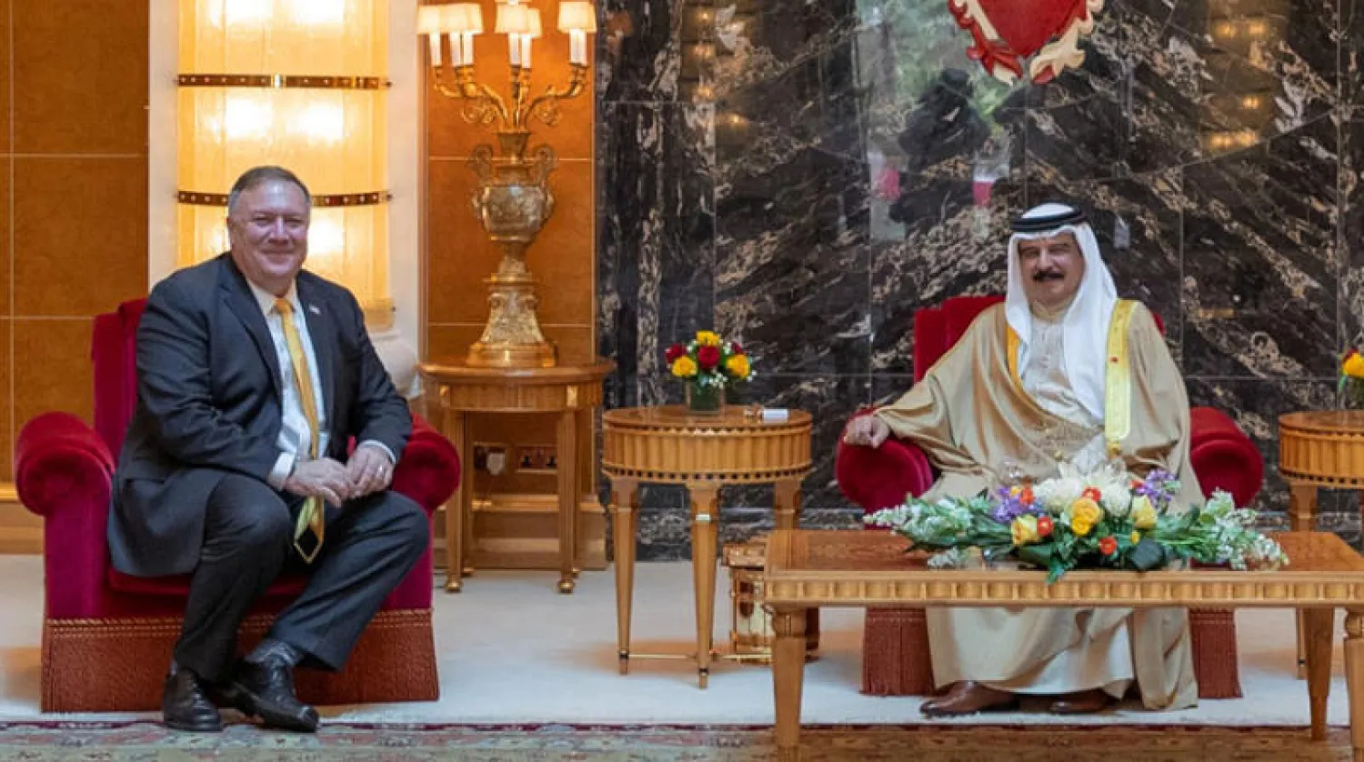 العاهل البحريني الملك حمد بن عيسى خلال استقباله وزير الخارجية الأميركي مايك بومبيو في المنامة أمس (أ.ف.ب)