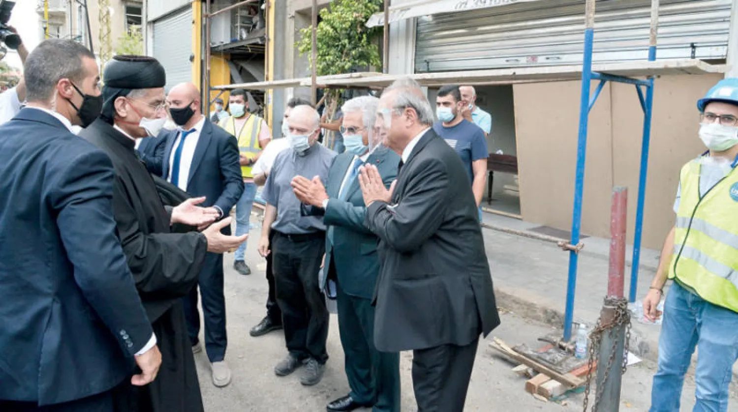 الراعي متفقداً شارع مار مخايل قرب المرفأ (الوكالة الوطنية)