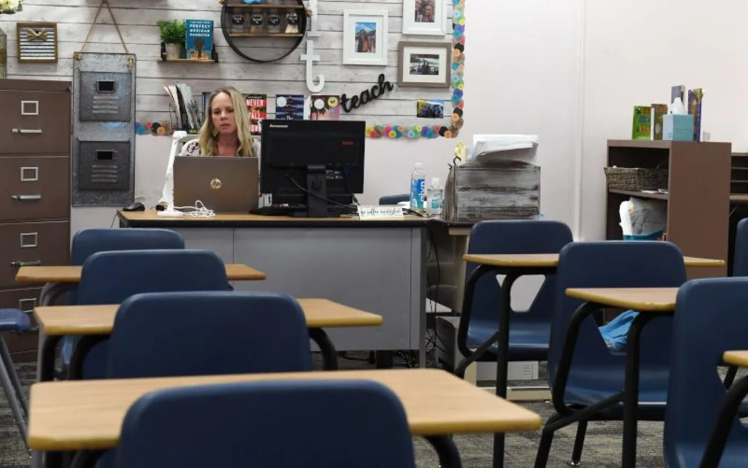معلمة تقوم بتدريس فصل اللغة الإنجليزية للصف الثامن عبر الإنترنت في إحدى مدارس الولايات المتحدة (أ.ف.ب)