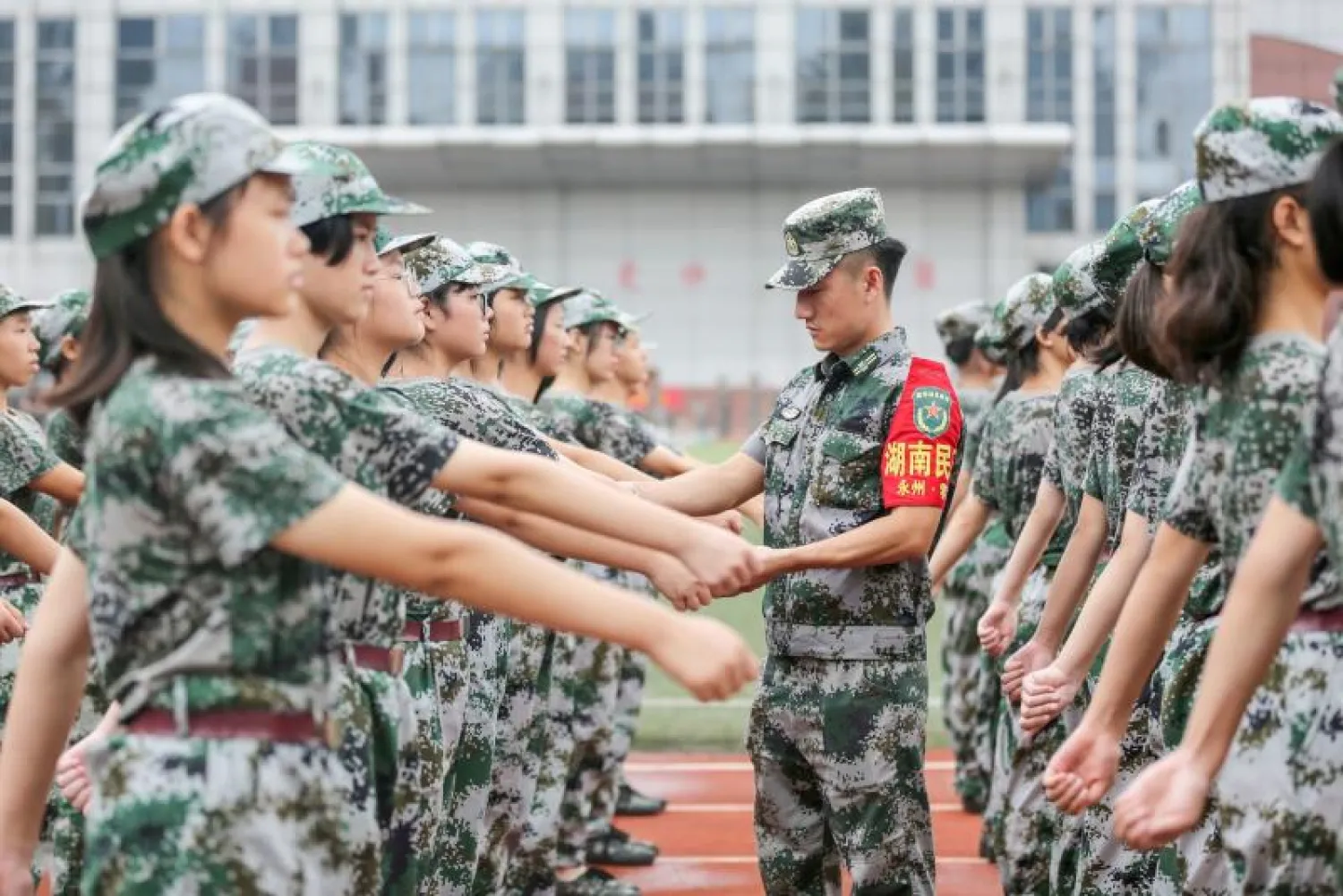 تدريبات عسكرية في إحدى المدارس الثانوية الصينية