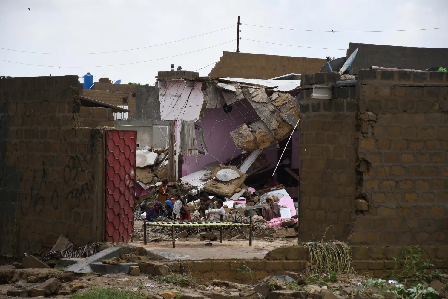 Pakistan'da sel bilançosu: 102 ölü