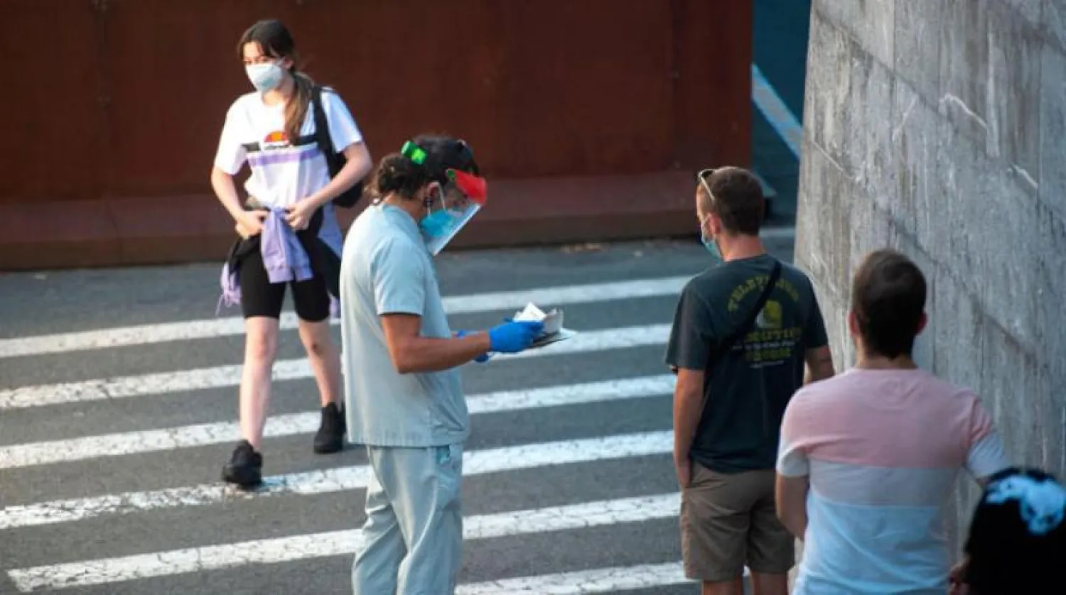 Guernica şehrinde bir gün önce koronavirüs muayenesi olmak için bekleyen İspanyollar (AFP)