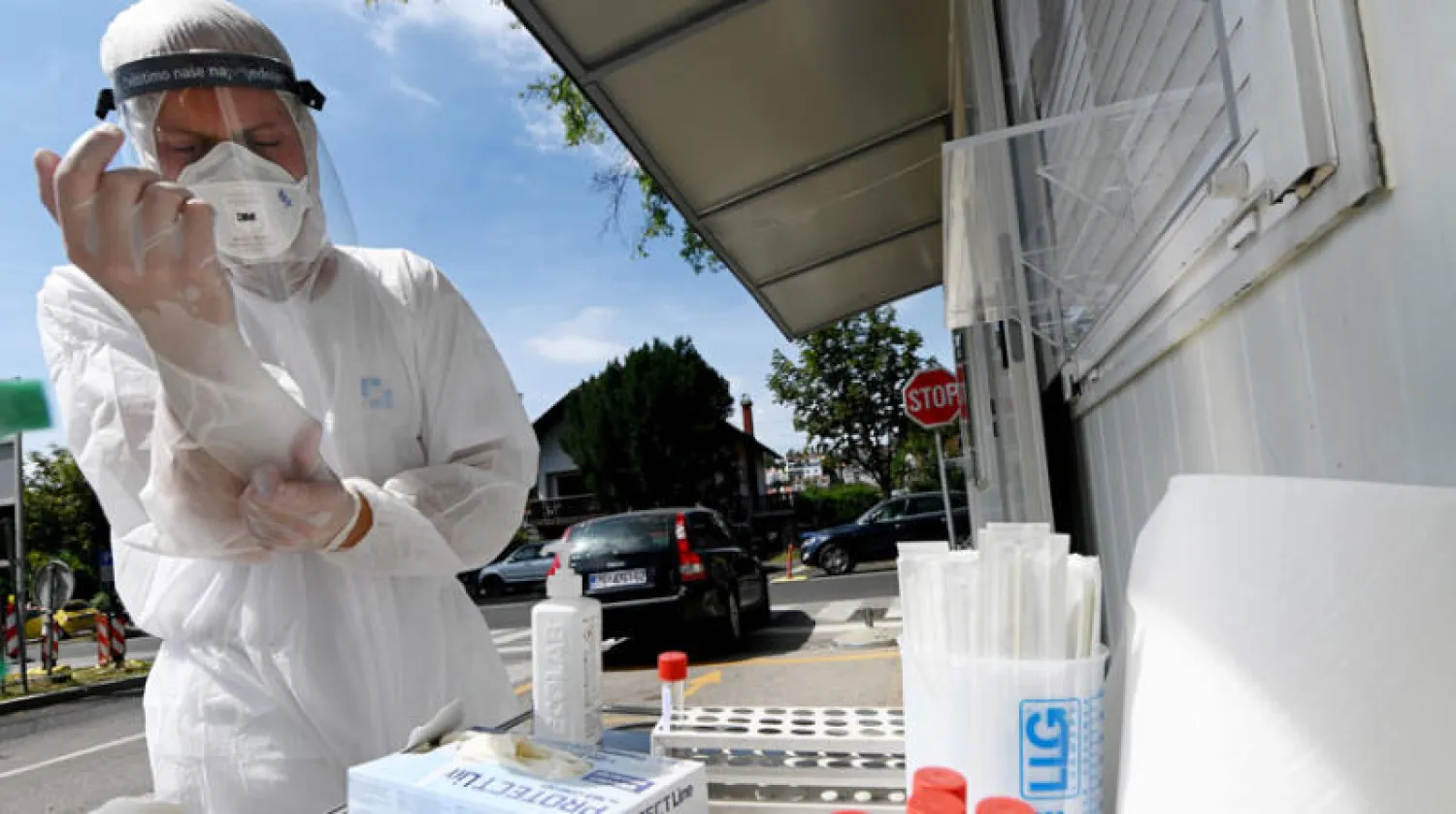 مركز فحص «كوفيد - 19» في كرواتيا (أ.ف.ب)